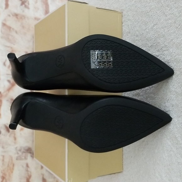 New Michael Kors Dorothy Flex Pumps - Picture 7 of 9